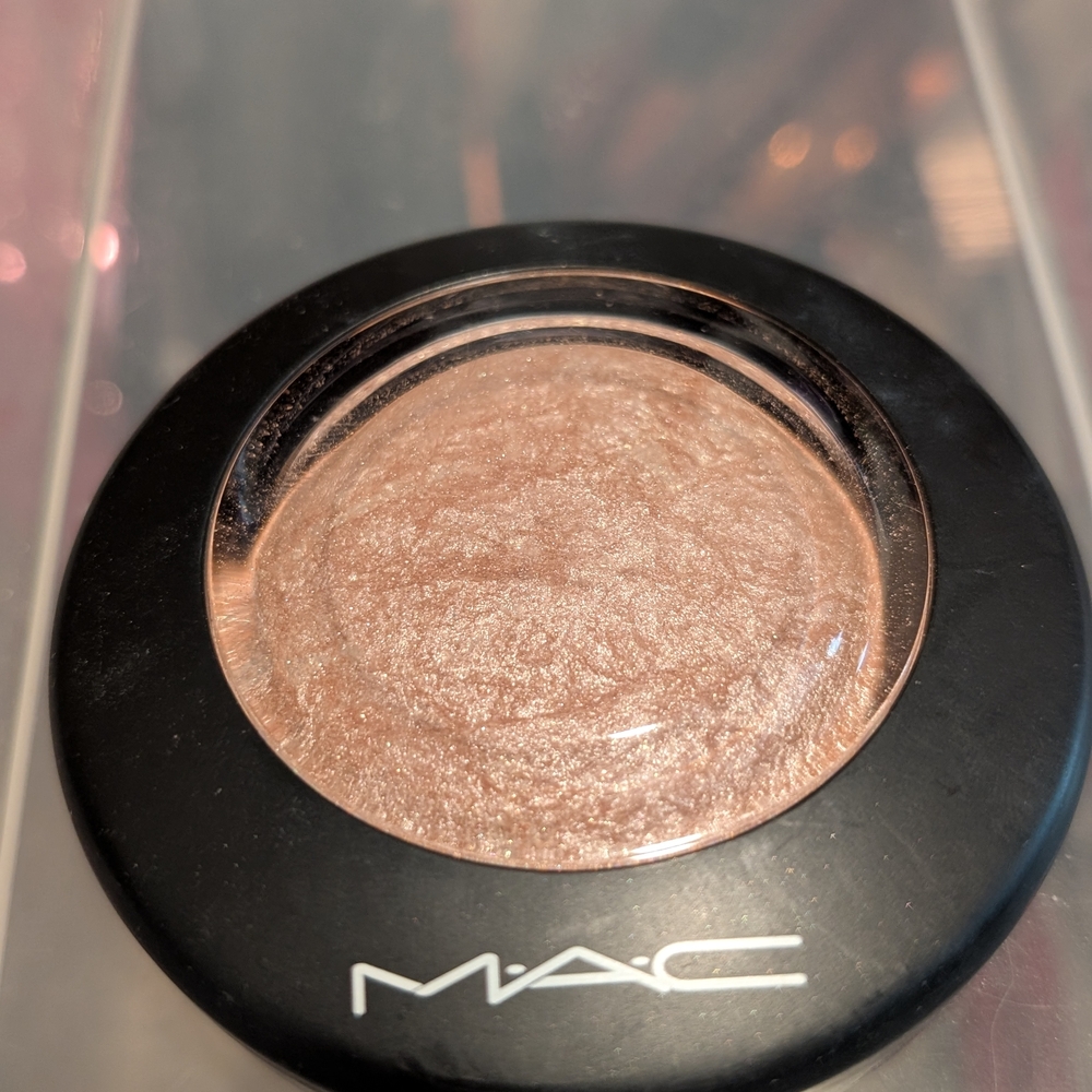 MAC Cosmetics Cream Highlighter Radiant Glow